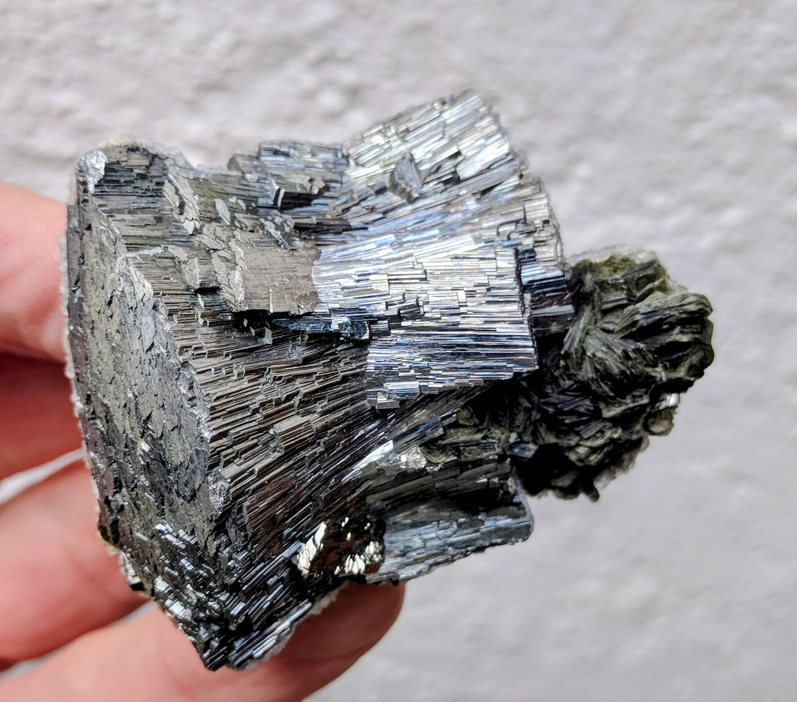 Arsenopirita, Moscovita, Calcita-Dolomita
4,8 x 4,0 x 3,4 cm
(Autor: carles)