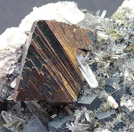 Arsenopirita, Cuarzo
8 x 5 cm. la pieza,  1,2 x 1,2 cm. el cristal
(Autor: javier ruiz martin)