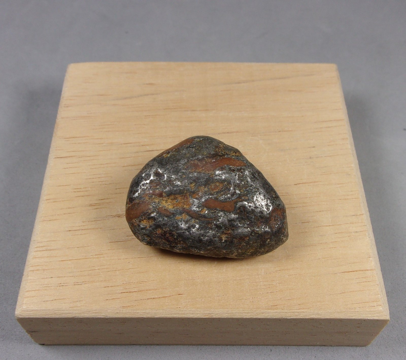 Awaruita
2,8 x 2 x 1,3 cm.,  22,21 g.
(Autor: J. G. Alcolea)
