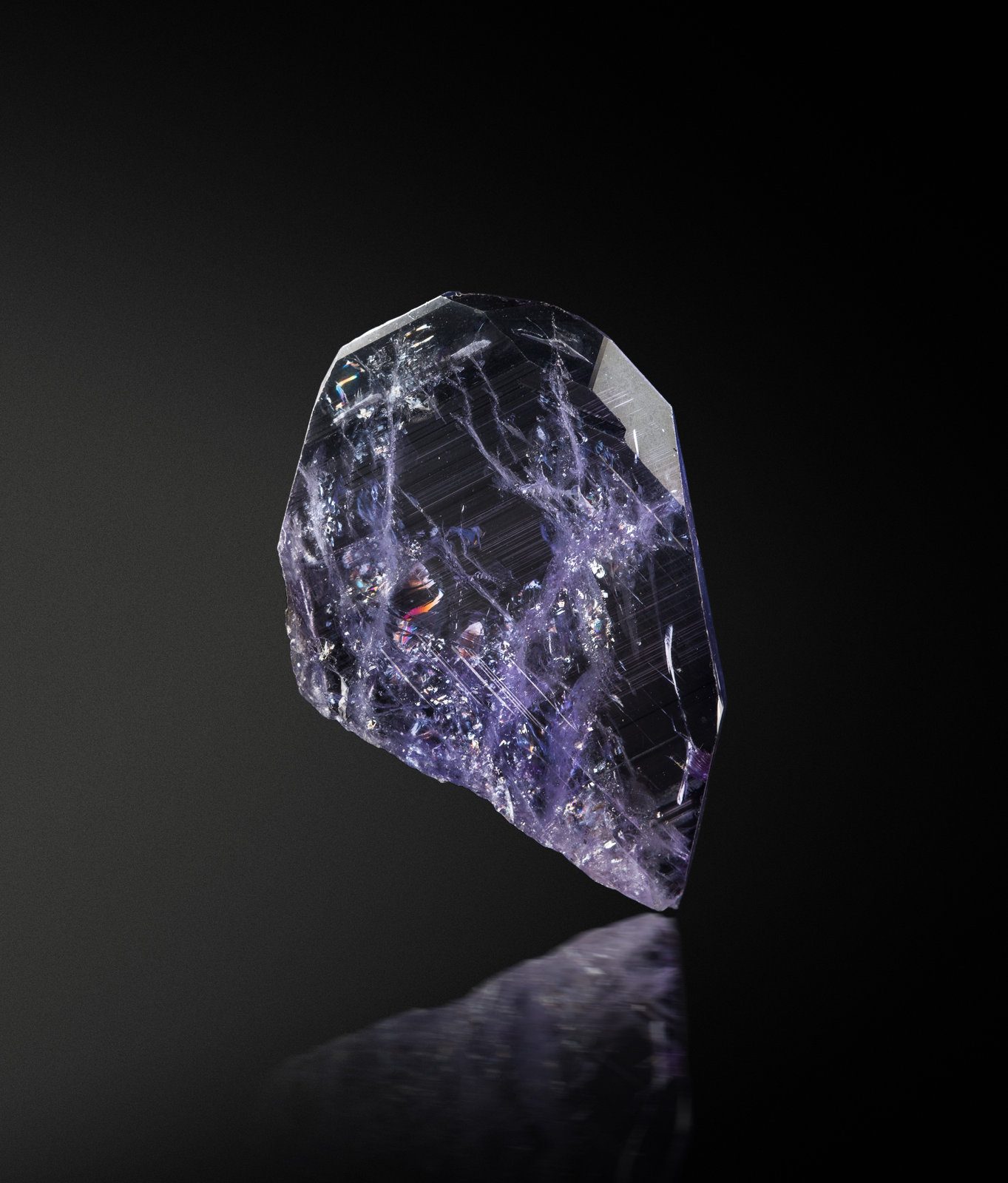 Axinita-(Mg)
2 x 0.5 x 3.5 cm / cristal principal: 3.3 cm
(Autor: Museo MIM)