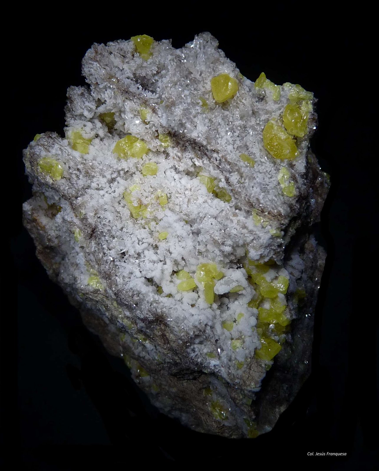 Azufre, Calcita y Celestina.
80x55 mm.
(Autor: Jesus Franquesa Baucells)