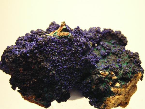 Azurita, minerales de manganeso y Malaquita
9 x 6 x 6 cm.
(Autor: Adrian Pesudo)