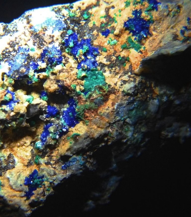 Azurita, Malaquita, Tirolita y Dolomita
40x25 mm.
(Autor: Jesus Franquesa Baucells)