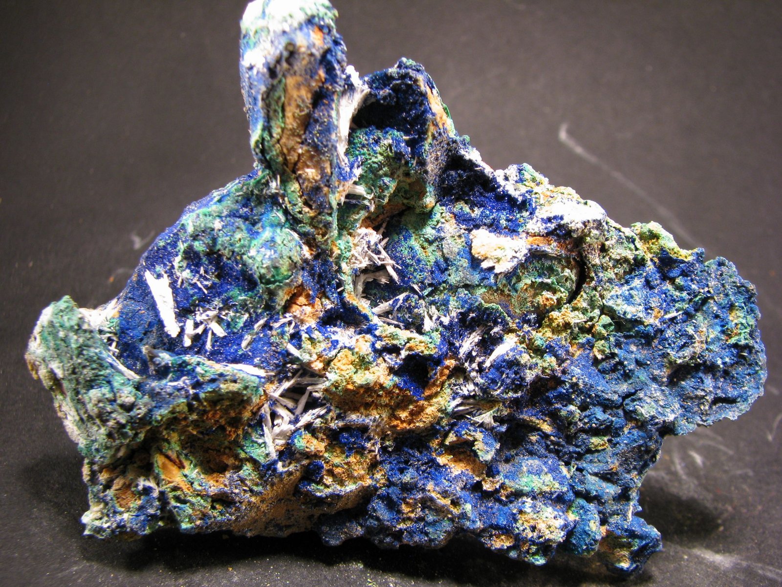 Azurita, Malaquita, Barita
67 x 46 x 13 mm.
(Autor: José Luis Zamora)