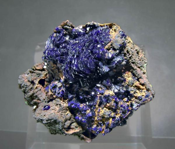 Azurita
3.7 × 3.7 × 3 cm. Cristal principal 0.3 × 0.3 cm.
(Autor: Jordi Fabre)
