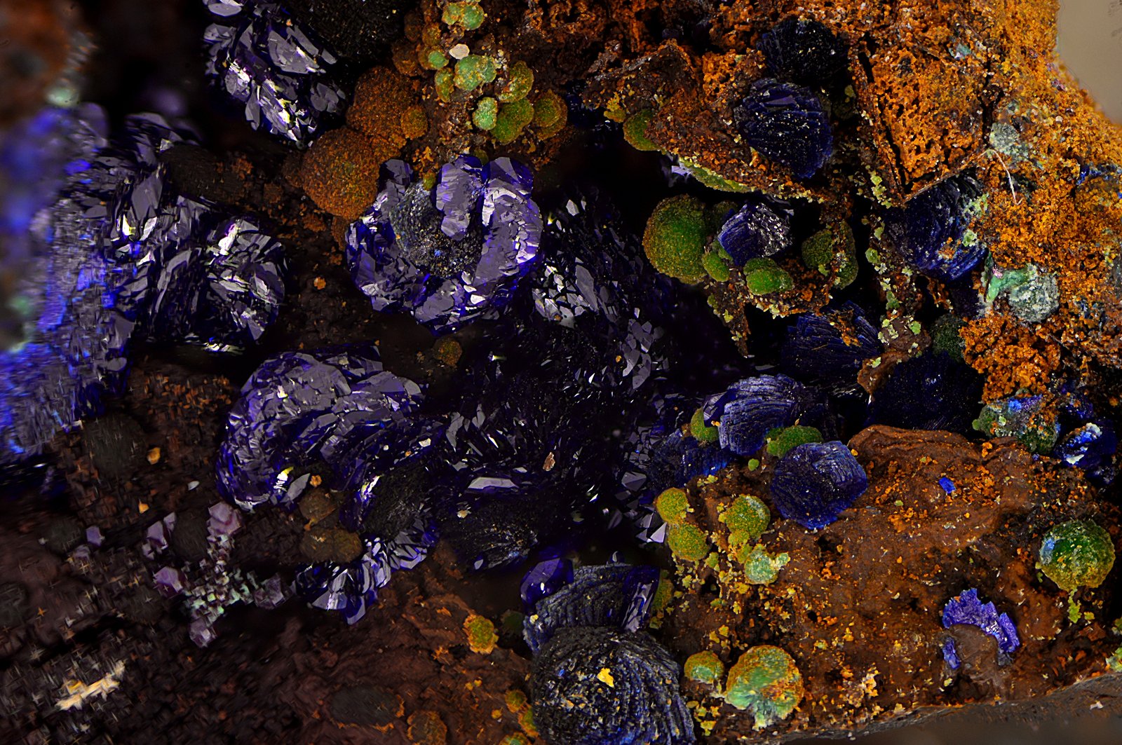 Azurita con malaquita y cuprita.
Campo de visión de 6 mm
(Autor: Antonio Carmona)
