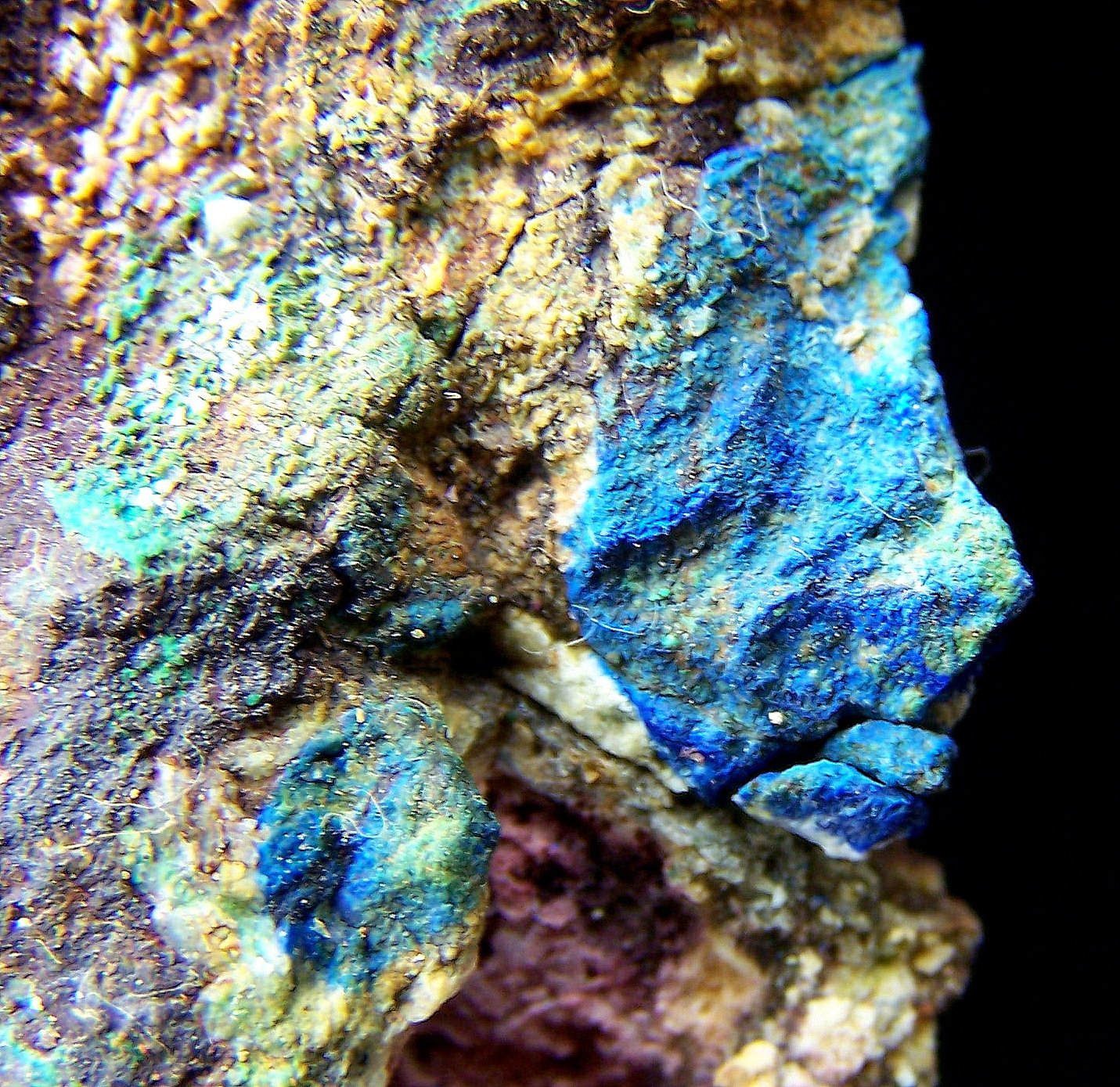 Azurita, Malaquita.
11cm por 6cm
(Autor: canada)