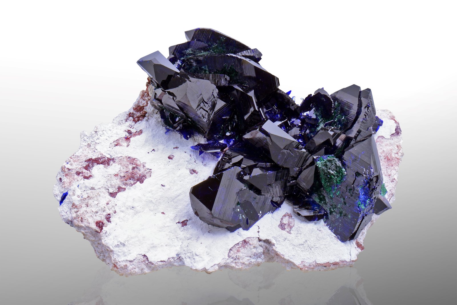 Azurita con Malaquita y Dickita
16 x 12 x 6.5 cm / Cristal principal: 5 cm.
(Autor: Museo MIM)
