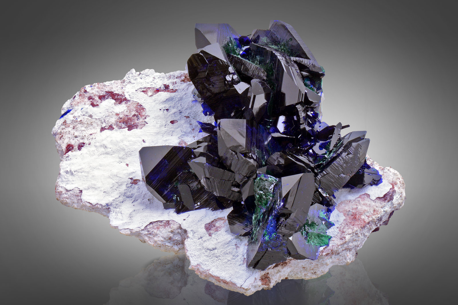 Azurita con Malaquita y Dickita
16 x 12 x 6.5 cm / Cristal principal: 5 cm.
(Autor: Museo MIM)