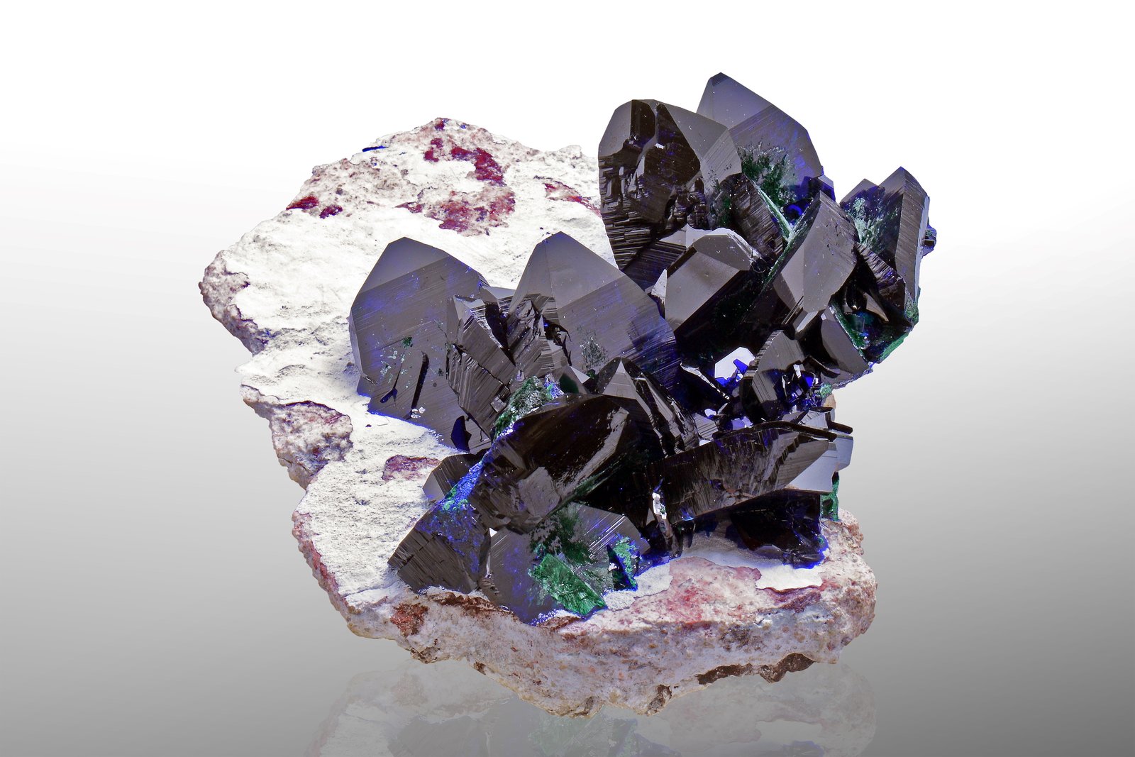 Azurita con Malaquita y Dickita
16 x 12 x 6.5 cm / Cristal principal: 5 cm.
(Autor: Museo MIM)