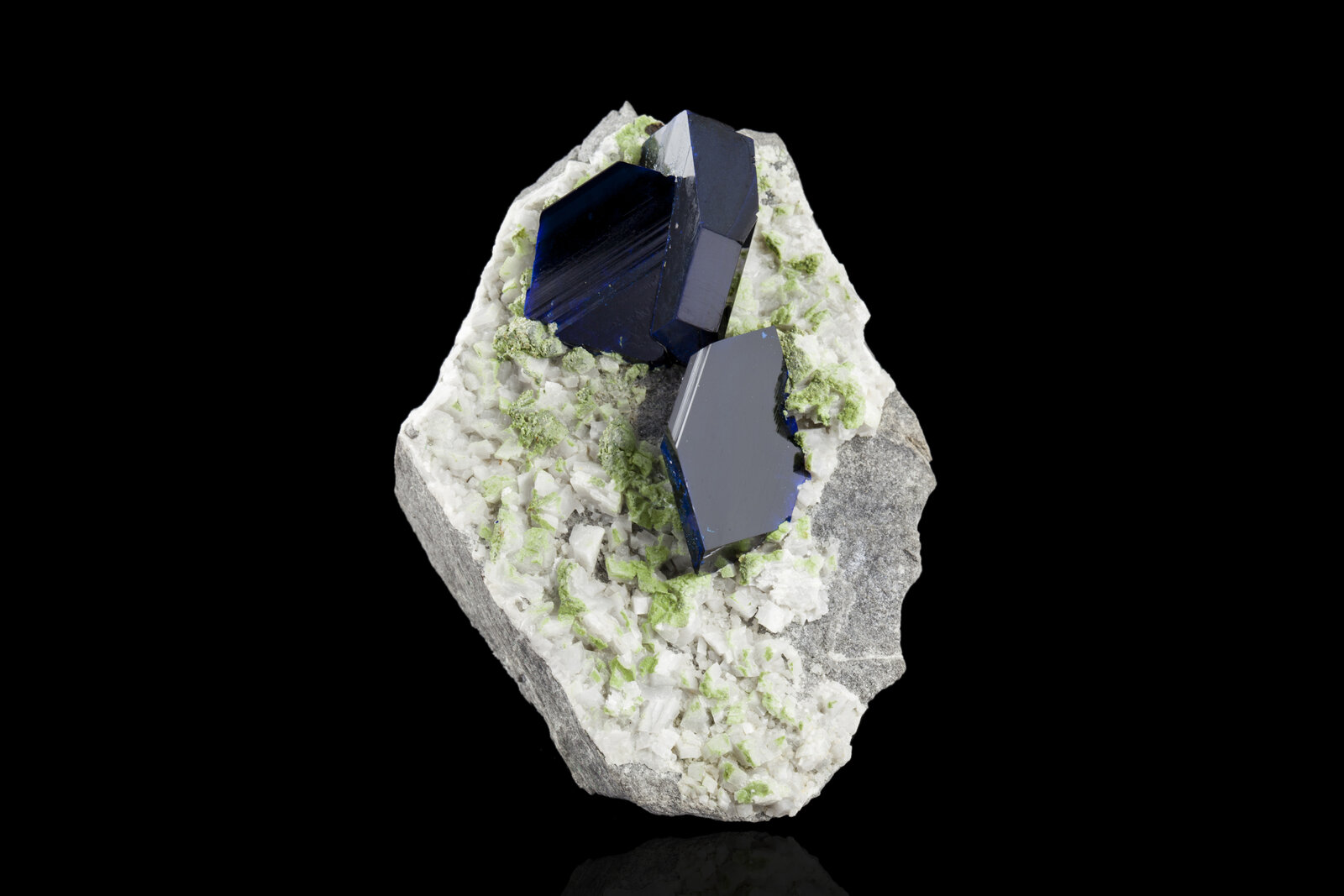 Azurita con Dolomita
5 x 7 x 3 cm / Cristal principal: 2.3 cm
(Autor: Museo MIM)