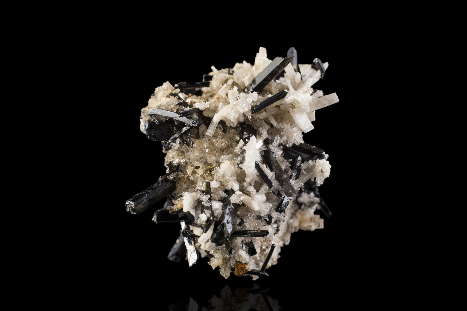 Barylita con Aegirina
6 x 5 x 5 cm / Cristal principal: 1.2 cm
(Autor: Museo MIM)