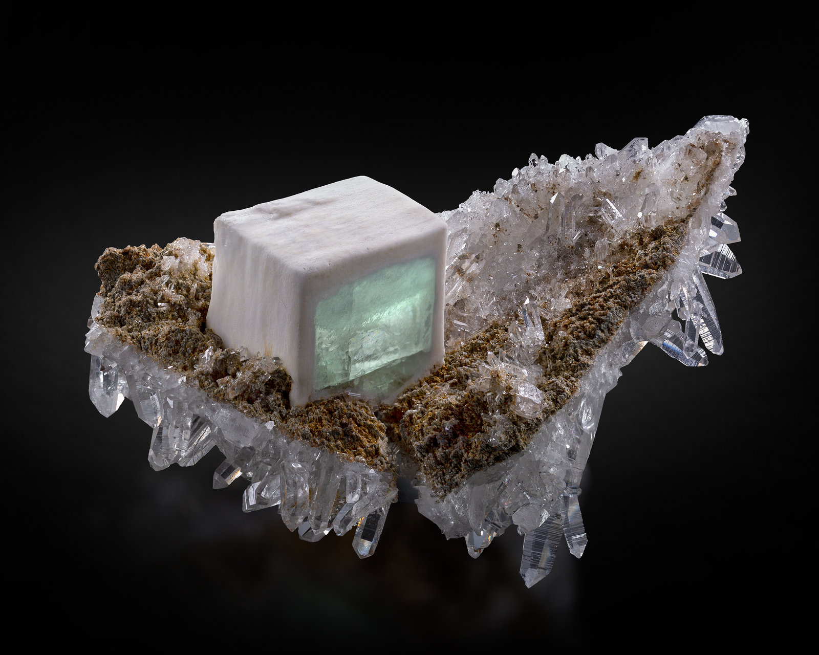 Barita
13 x 10.5 x 7 cm / cristal principal: 5.1 cm
(Autor: Museo MIM)