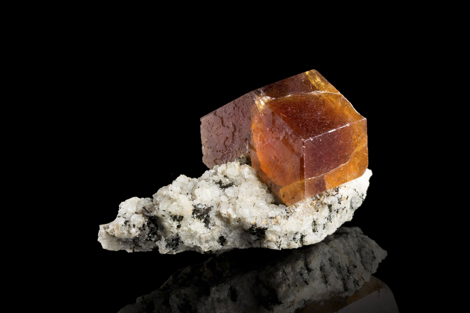 Bastnäsita-(Ce)
4.5 x 3 x 3 cm / Cristal principal: 2.5 cm
(Autor: Museo MIM)