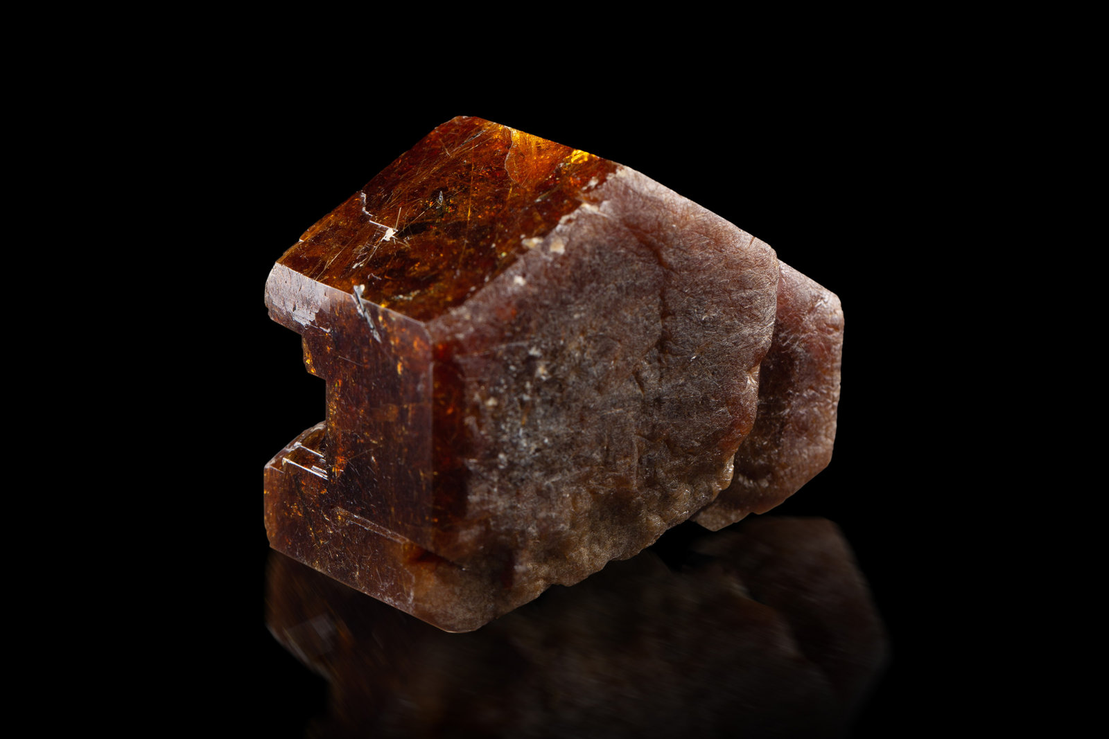 Bastnäsita-(Ce)
5 x 3 x 4 cm / cristal principal: 5.0 cm
(Autor: Museo MIM)
