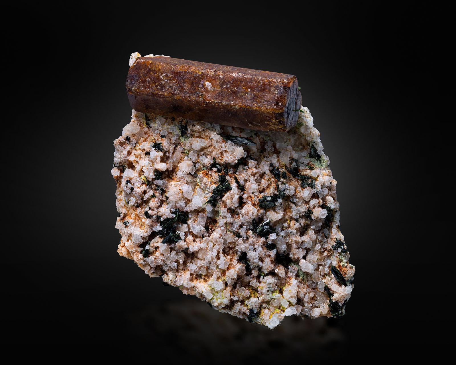 Bastnäsita-(Ce) con Aegirina
5 x 4 x 4.5 cm / cristal principal: 3.3 cm
(Autor: Museo MIM)