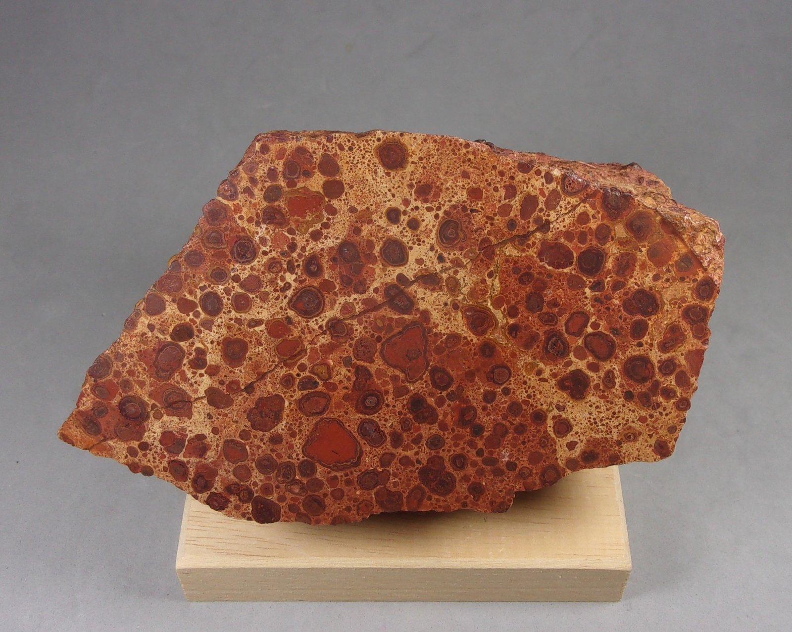 bauxita
11,5 × 7 × 6,7 cm.  590,7 g.
(Autor: J. G. Alcolea)