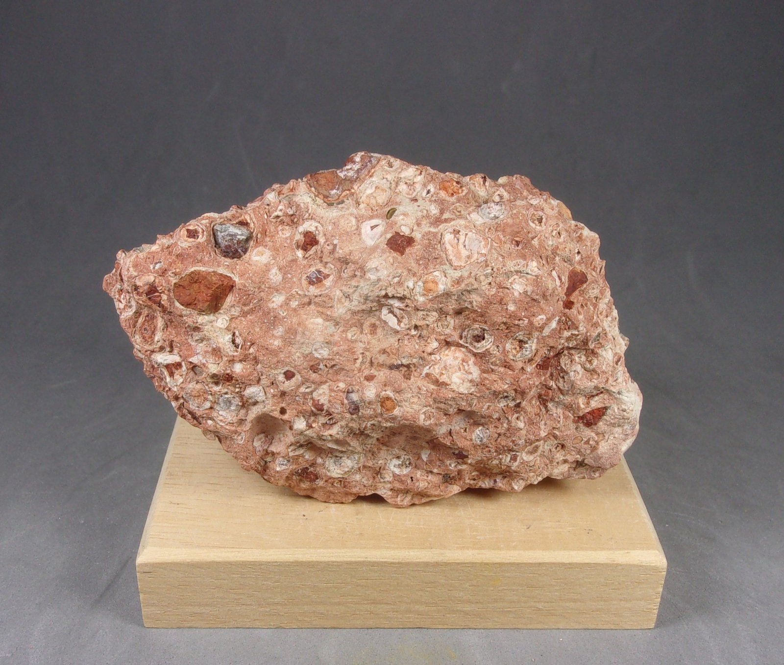 bauxita
8,7 × 5,4 × 4,3 cm.
(Autor: J. G. Alcolea)