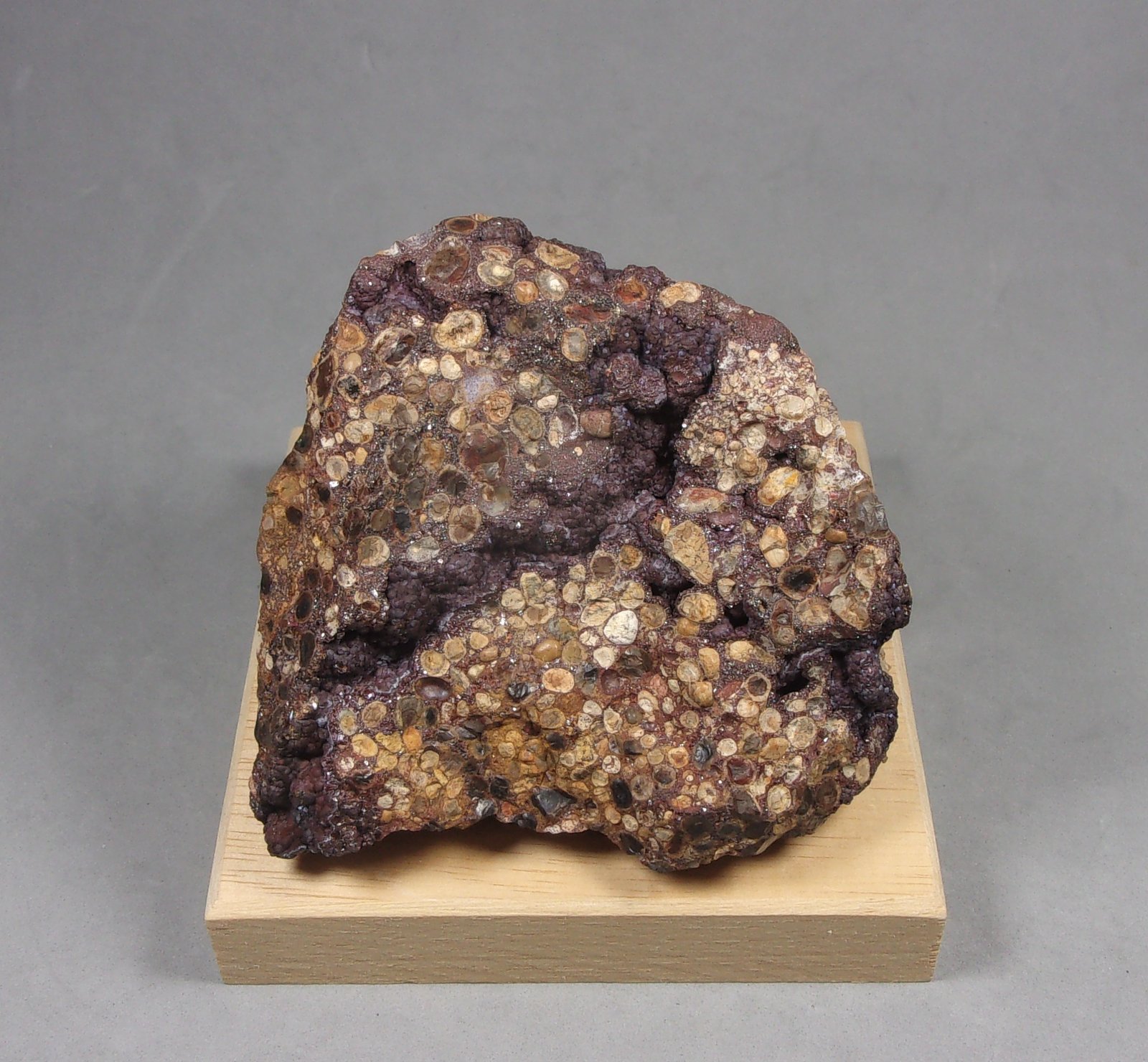 bauxita, Siderita
7,4 × 6,8 × 6 cm.  313 g.
(Autor: J. G. Alcolea)