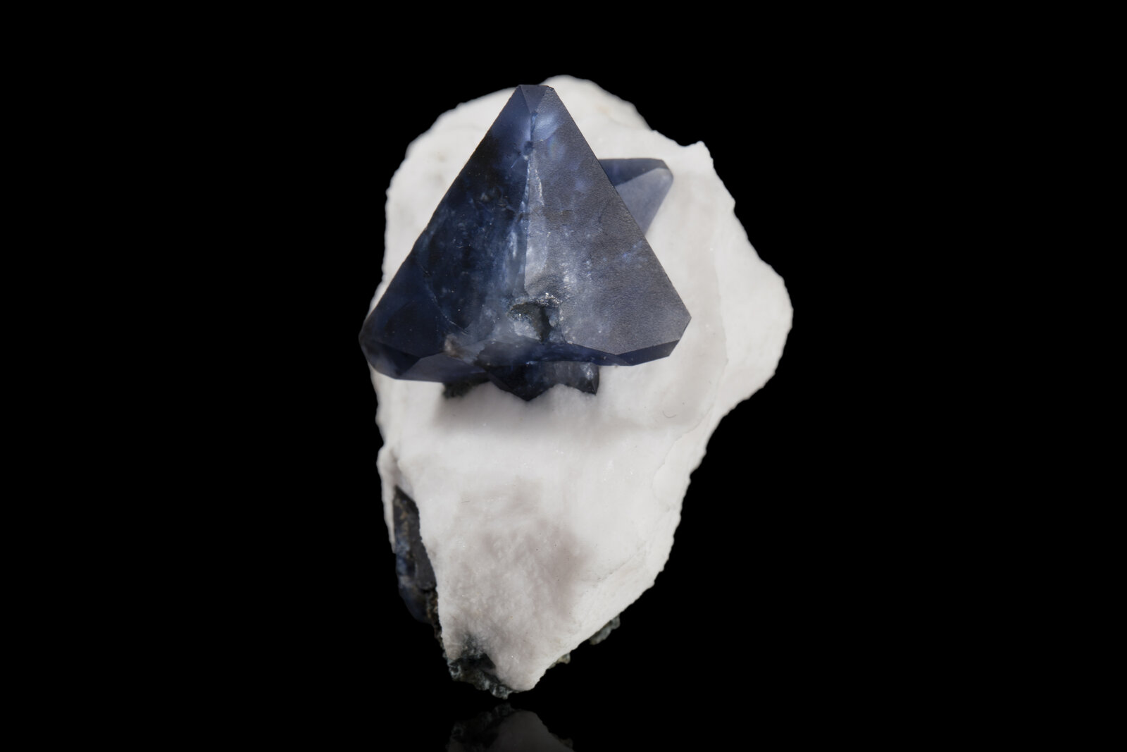 Benitoíta en Natrolita
Mina California State Gem (Benitoite Gem Mine), zona cabecera Río San Benito, Pico Santa Rita, Distrito New Idria, Condado San Benito, California, USA
5 x 3 x 4.5 cm / Cristal principal: 2.3 cm
(Autor: Museo MIM)