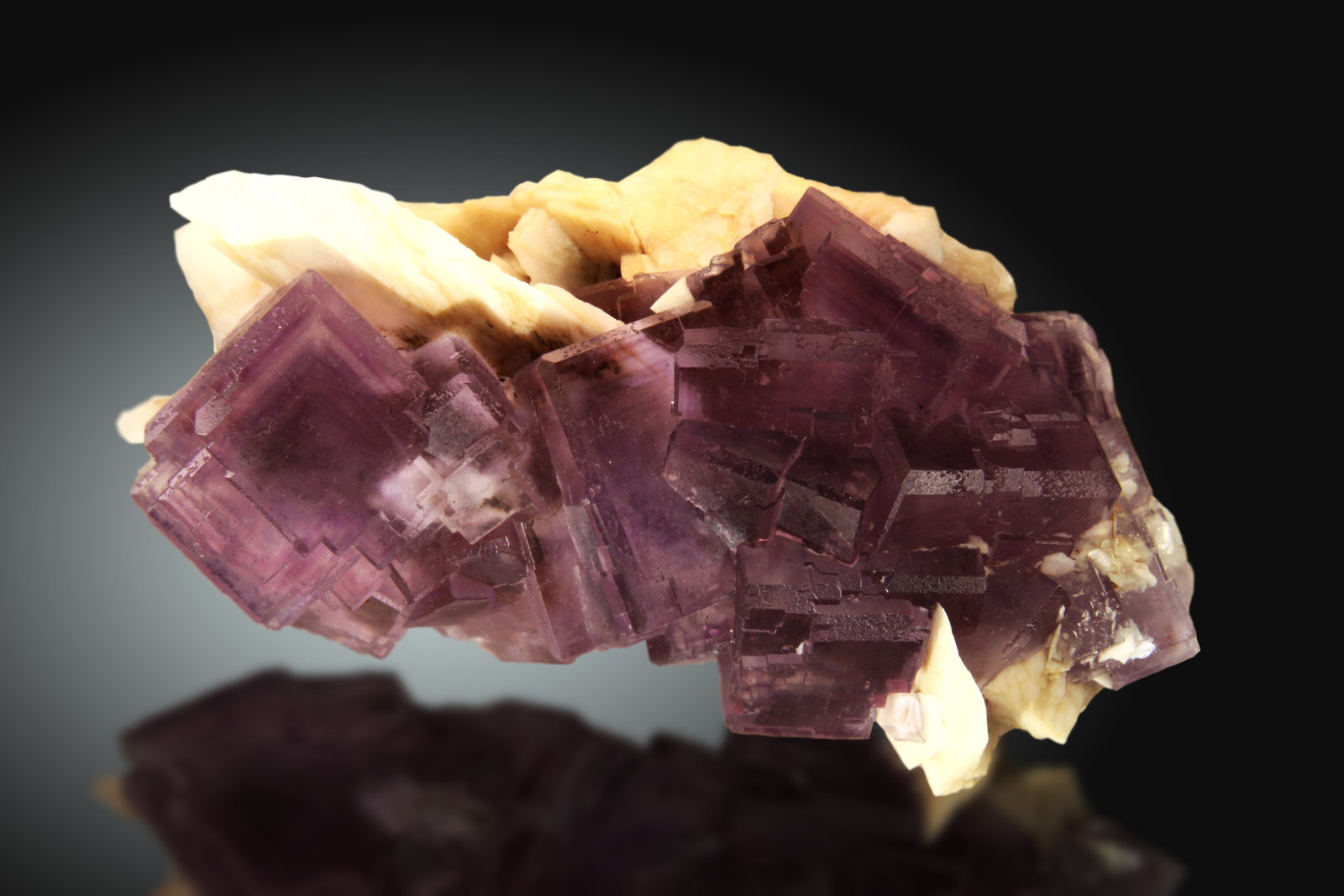 Fluorita, Barita
13x6cm, cristales hasta 35mm de arista
(Autor: Raul Vancouver)