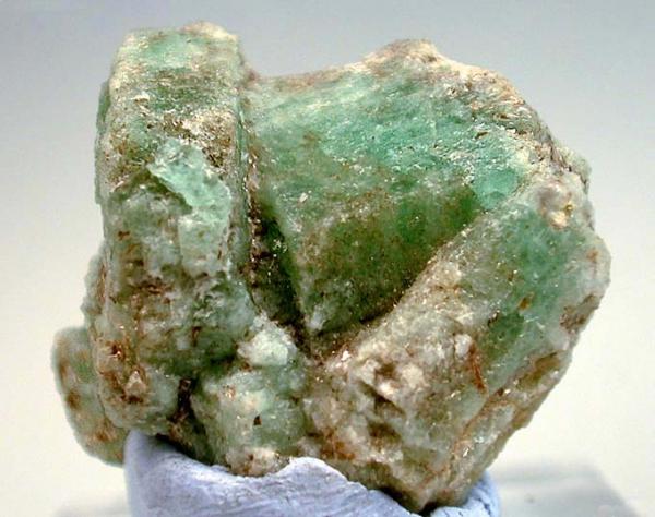 Berilo (variedad esmeralda) con Moscovita
Tamaño de la pieza: 2.9 × 2.5 cm. El cristal más grande mide: 2.4 x 2 cm.
(Autor: Jordi Fabre)