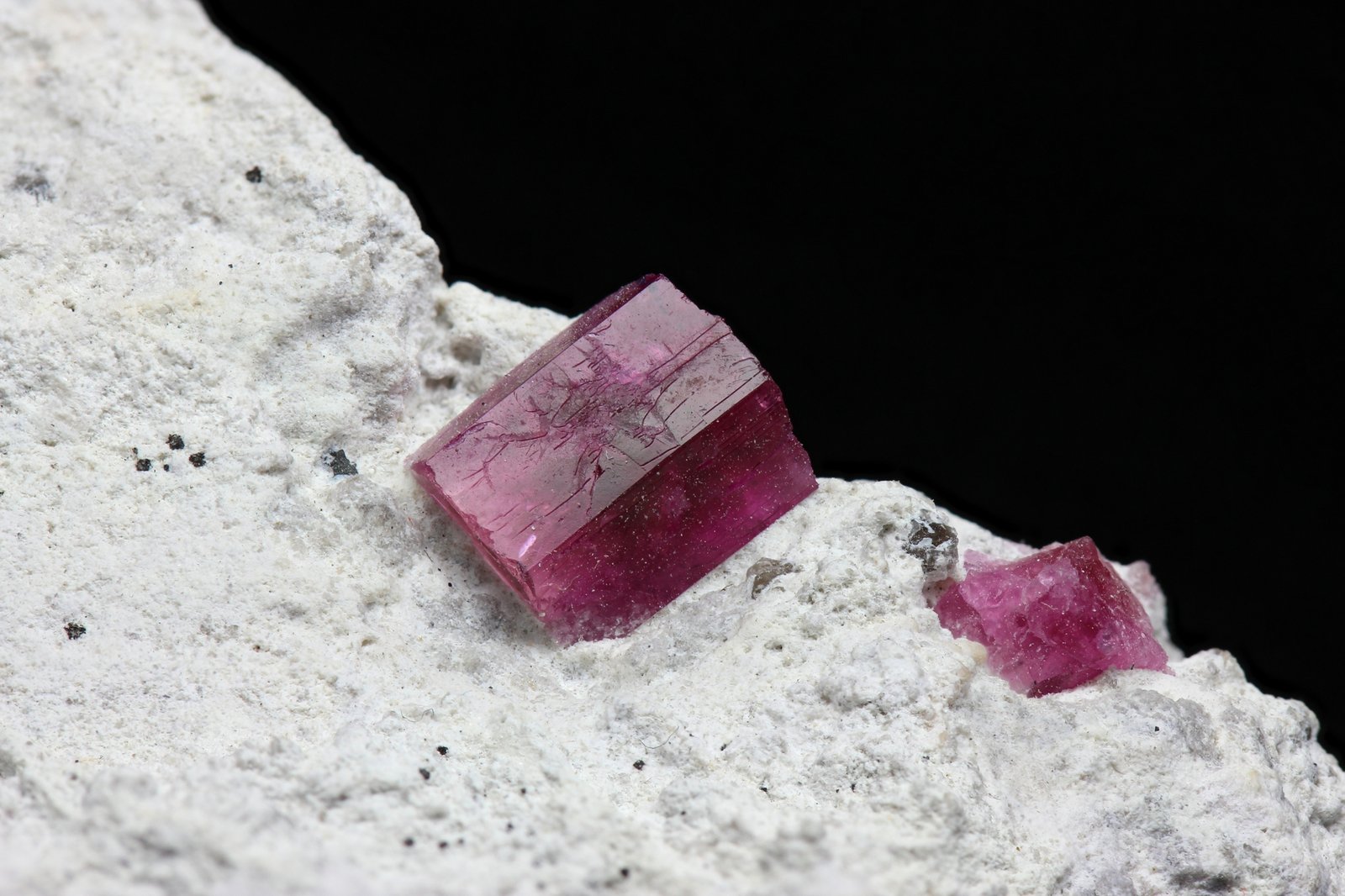 Berilo (variedad berilo rojo)
cristal 10mm
(Autor: Ramon A  Lopez Garcia)