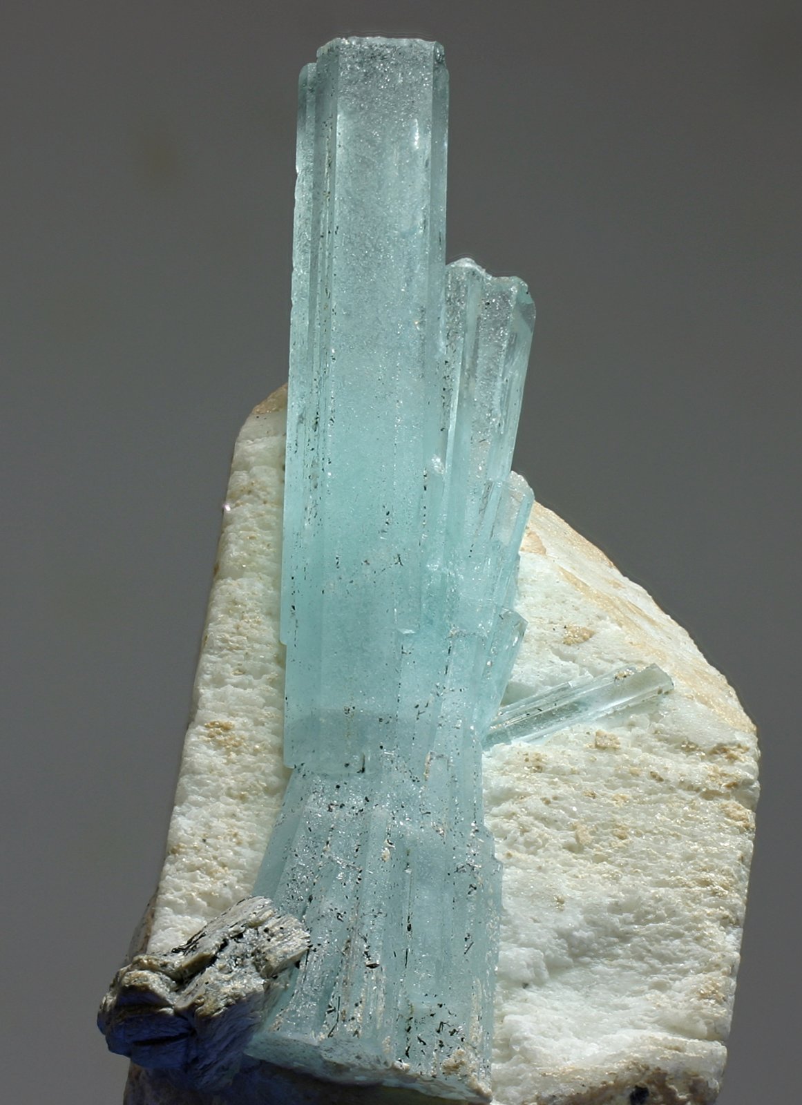 Berilo (variedad aguamarina)
cristal  100mm
(Autor: Ramon A  Lopez Garcia)