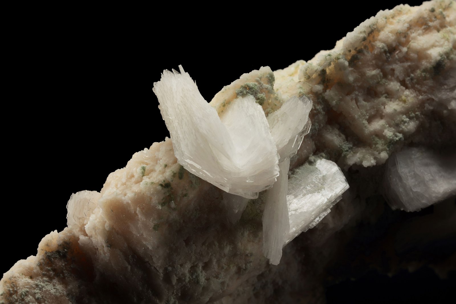 Bertrandita
9 x 8 x 21 cm / cristal principal: 4.1 cm
(Autor: Museo MIM)