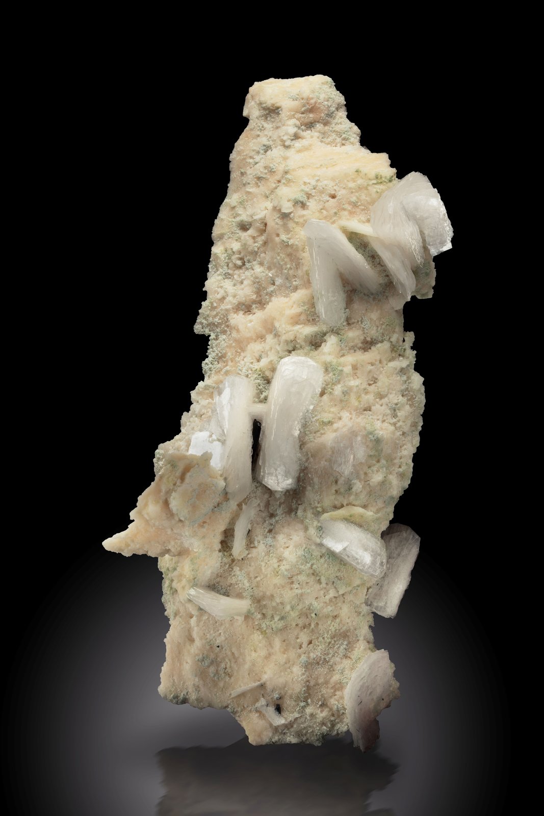 Bertrandita
9 x 8 x 21 cm / cristal principal: 4.1 cm
(Autor: Museo MIM)