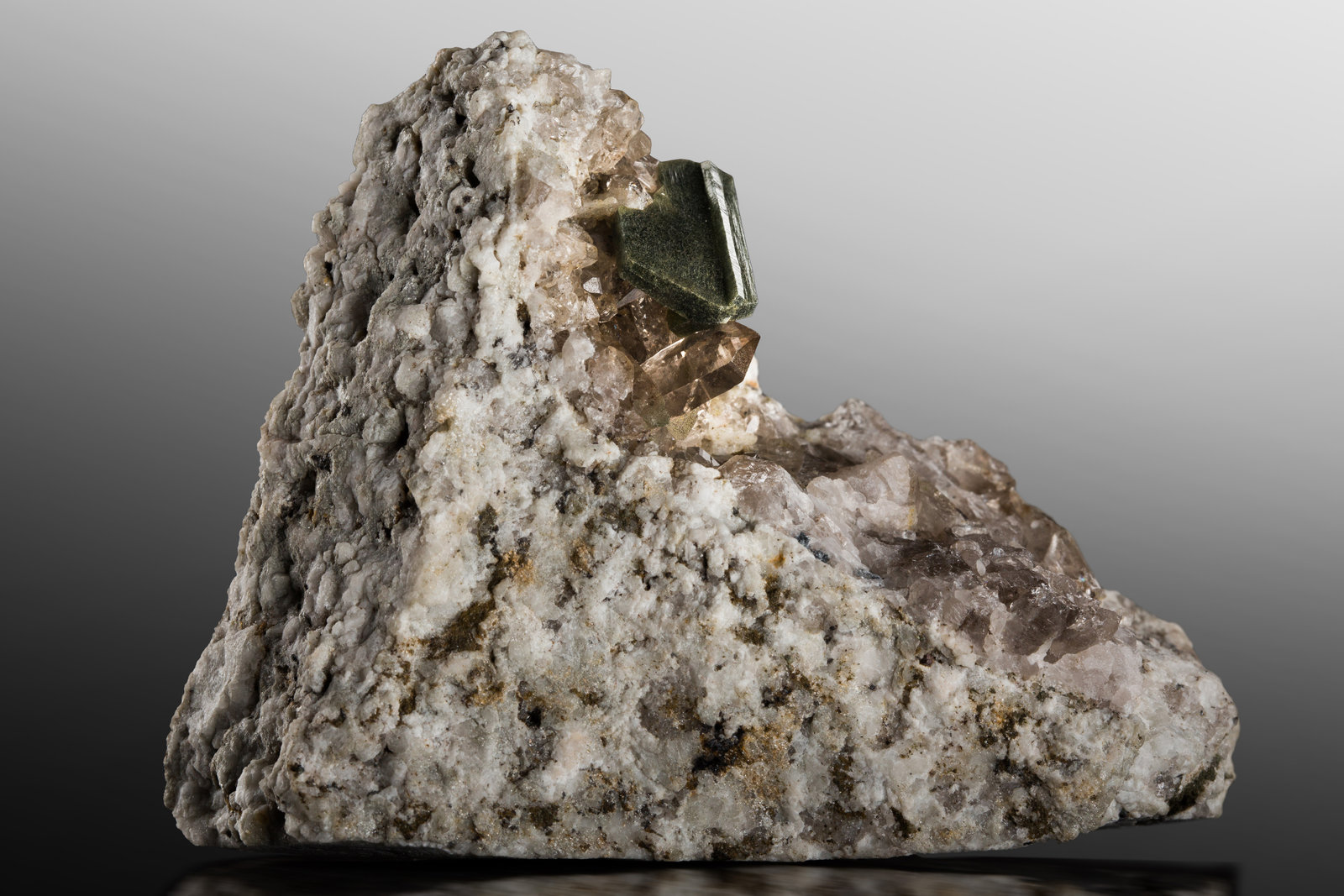 Bertrandita [Bertrandite] con inclusiones de Clorita [Chlorite] y con Cuarzo [Quartz] (variedad cuarzo ahumado)
8 x 3 x 6 cm / cristal principal: 1.7 cm
(Autor: Museo MIM)