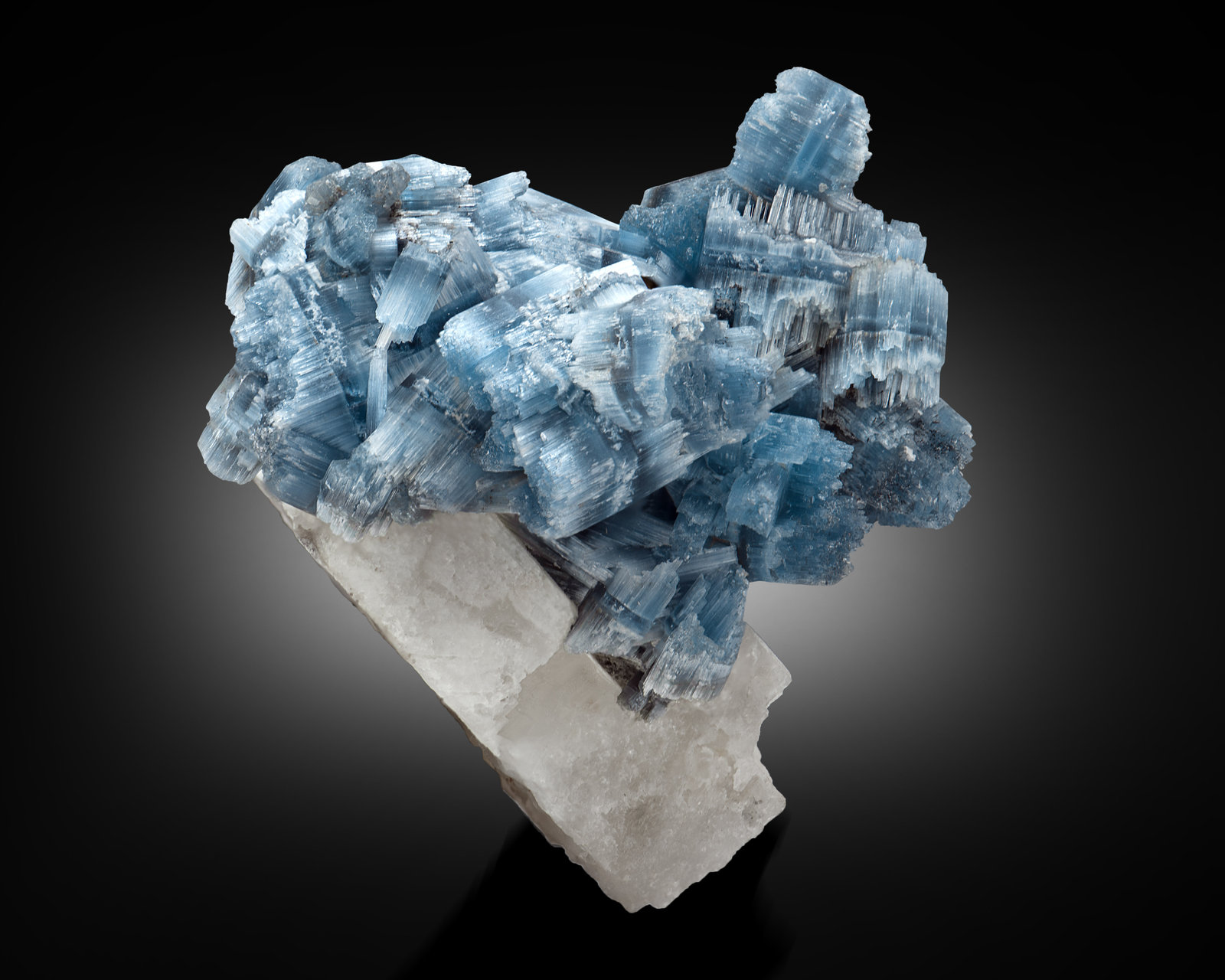 Berilo en Feldespato
7 x 6 x 6 cm / cristal principal: 1.5 cm
(Autor: Museo MIM)