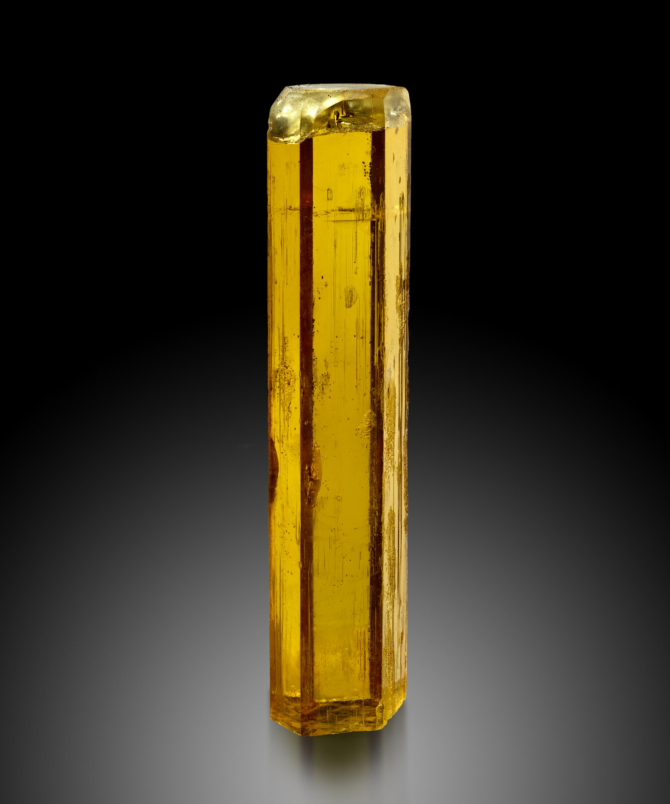 Berilo (variedad heliodoro)
Alabashka, Yuzhakovo, Sverdlovsk Oblast, Ural, Rusia
3 x 2.5 x 12.5 cm / Cristal principal: 12.4 cm
(Autor: Museo mim)