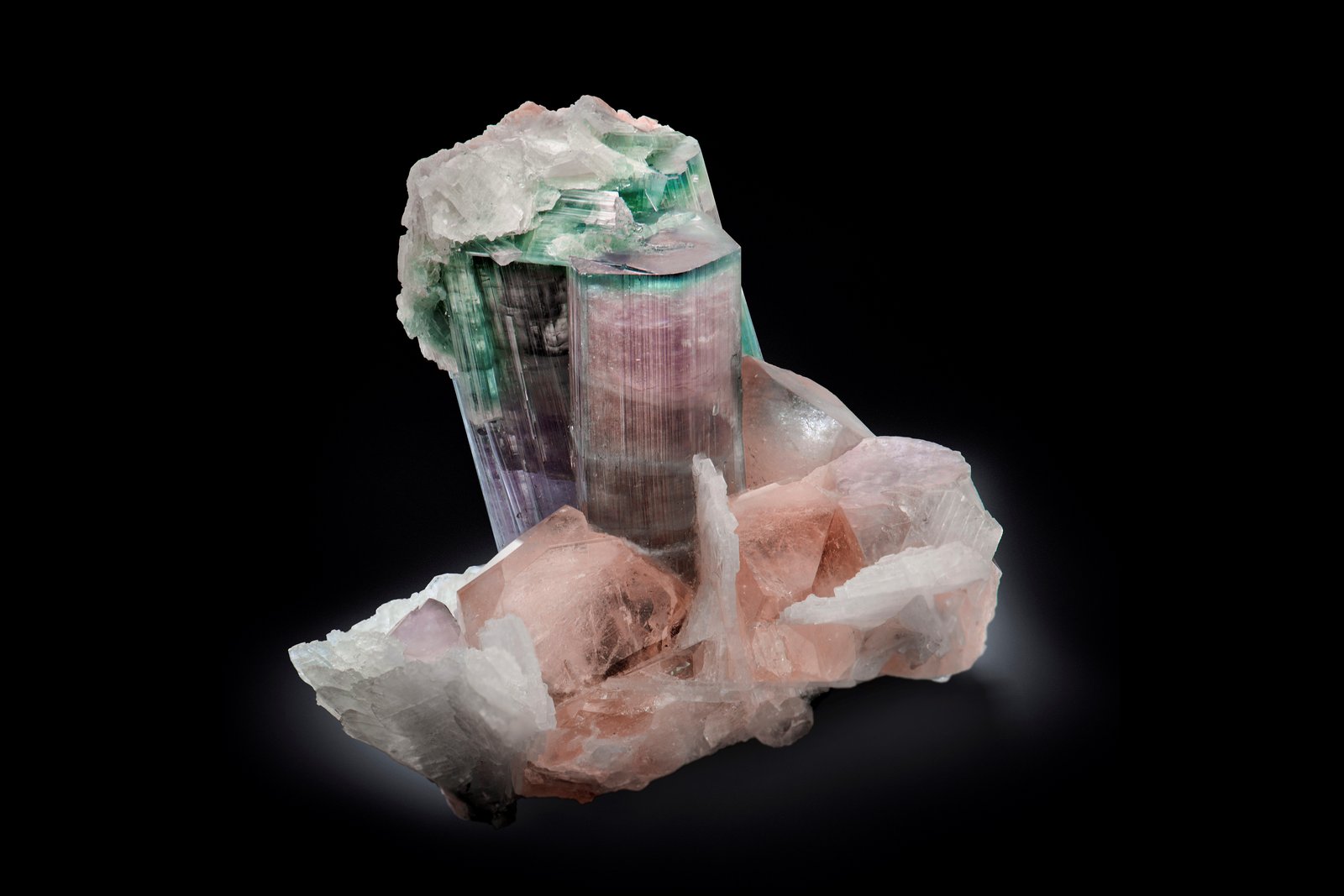 Berilo (variedad morganita) con Elbaíta y Ortoclasa en Albita con 'lepidolita'
11 x 10 x 10.5 cm / Cristal principal: 3.5 cm.
(Autor: Museo MIM)