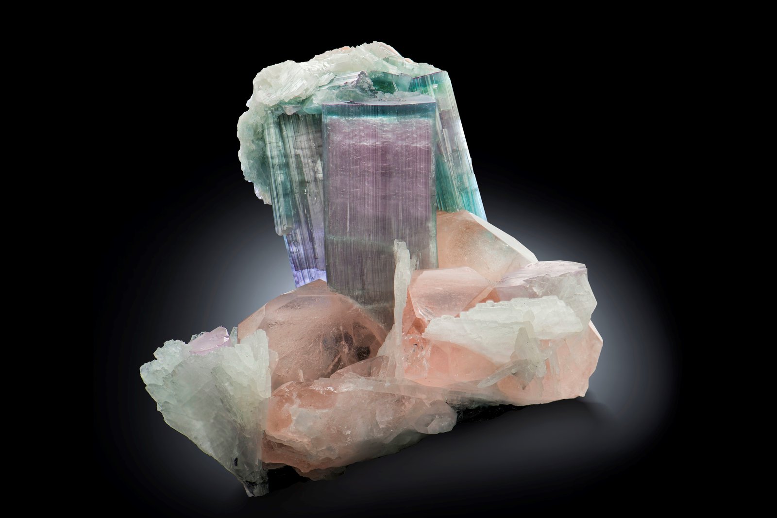 Berilo (variedad morganita) con Elbaíta y Ortoclasa en Albita con 'lepidolita'
11 x 10 x 10.5 cm / Cristal principal: 3.5 cm.
(Autor: Museo MIM)