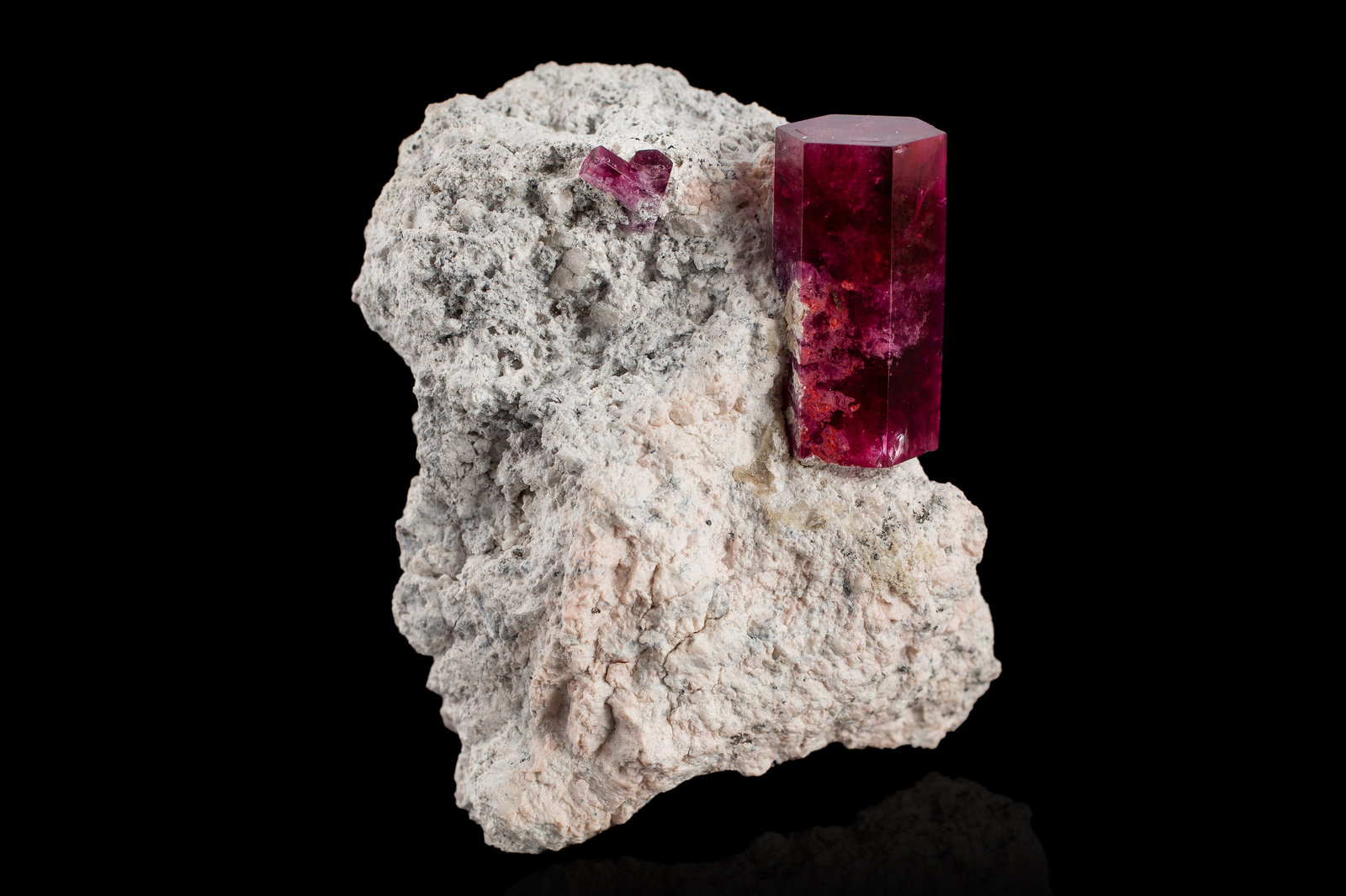 Berilo (variedad bixbita) en riolita
4 x 4 x 5 cm / cristal principal: 2.1 cm
(Autor: Museo MIM)