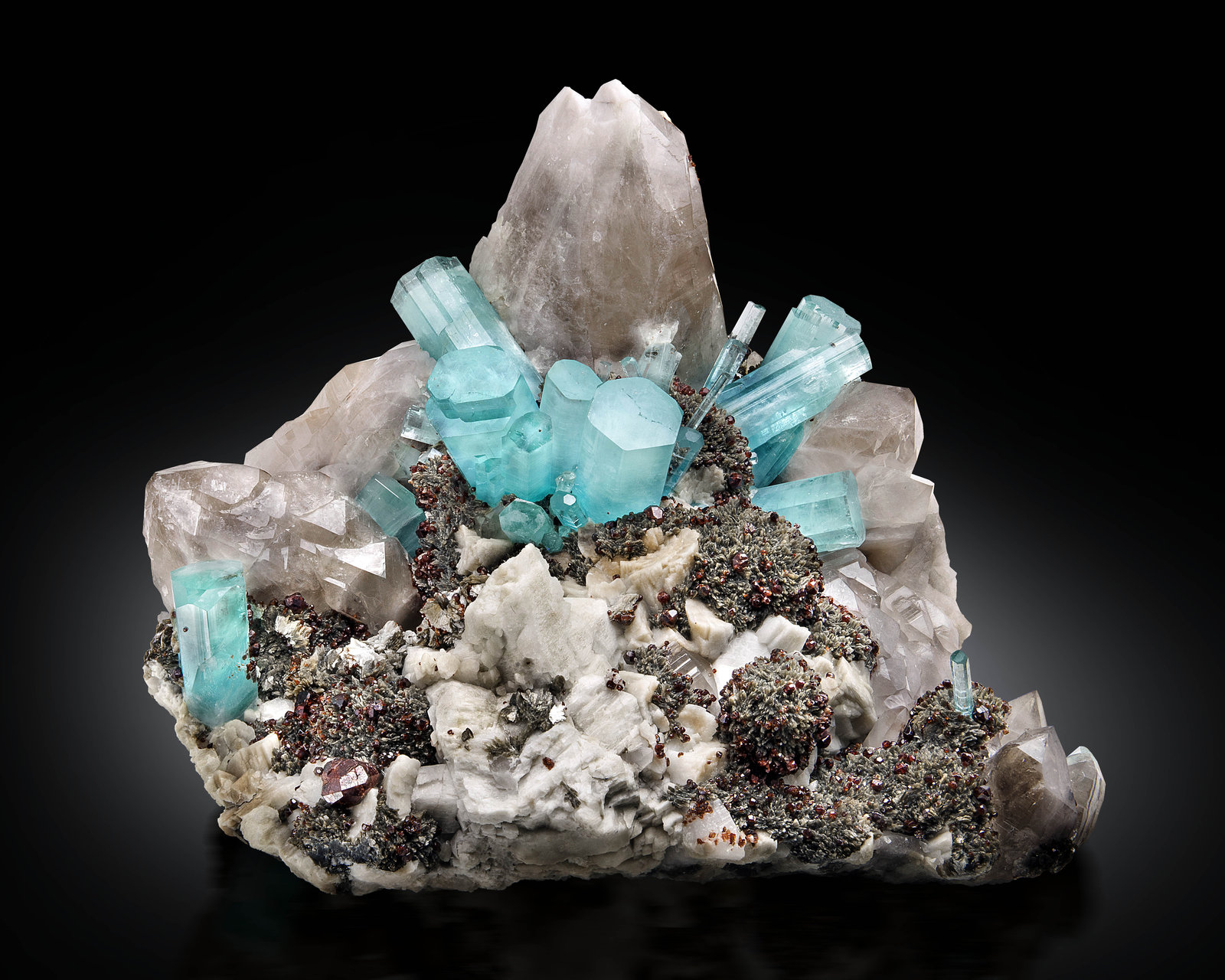 Berilo (variedad aguamarina)
55 x 50 x 35 cm / cristal principal: 13.7 cm
(Autor: Museo MIM)