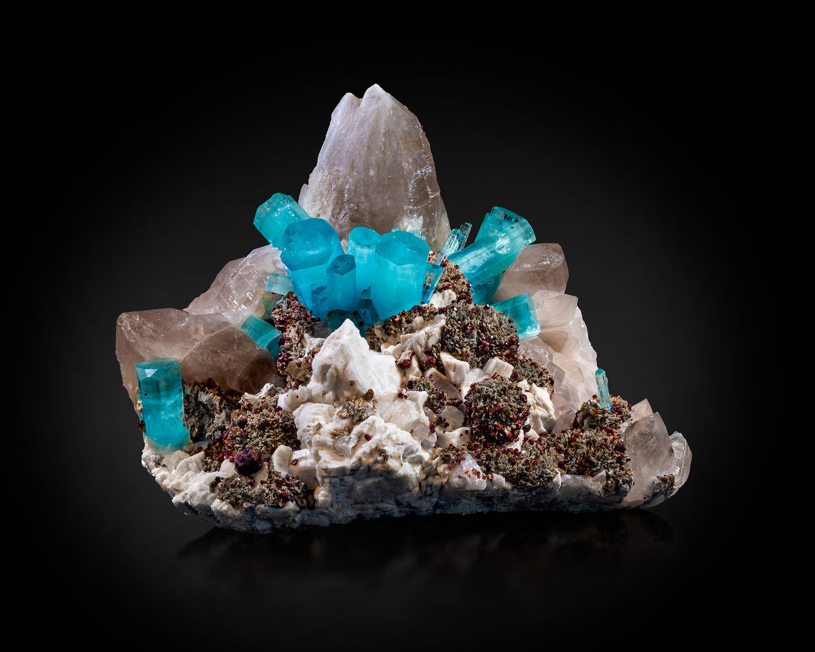 Berilo (variedad aguamarina)
55 x 50 x 35 cm / cristal principal: 13.7 cm
(Autor: Museo MIM)