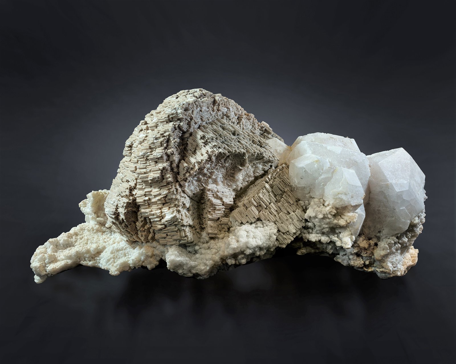 Berilonita con Pollucita
60 x 35 x 27 cm / cristal principal: 36 cm
(Autor: Museo MIM)