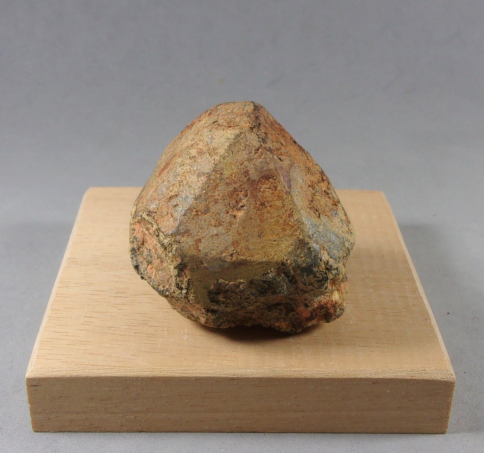 Betafita (de Hogarth 1977)
5 x 4,8 x 4,4 cm. 137,7 g.
(Autor: J. G. Alcolea)