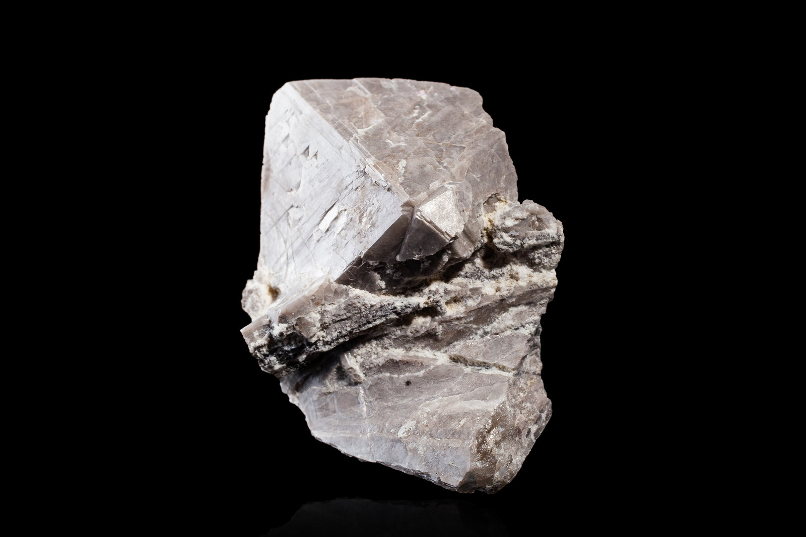 Béhierita con Turmalina (Grupo)
3 x 1.5 x 3.5 cm / Cristal principal: 3 cm.
(Autor: Museo MIM)