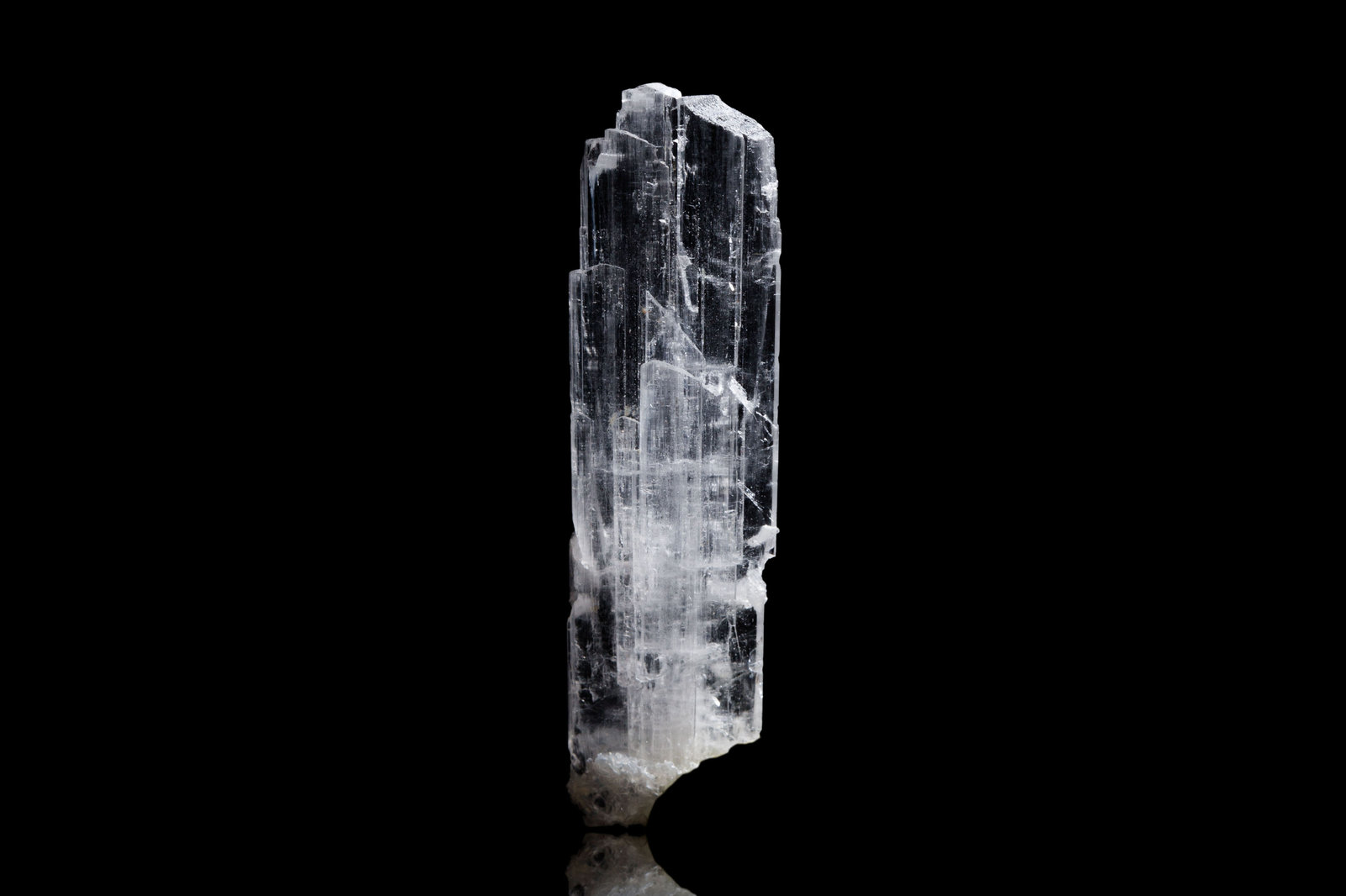 Bikitaíta
1.5 x 0.5 x 4.5 cm / Cristal principal: 4.2 cm
(Autor: Museo MIM)