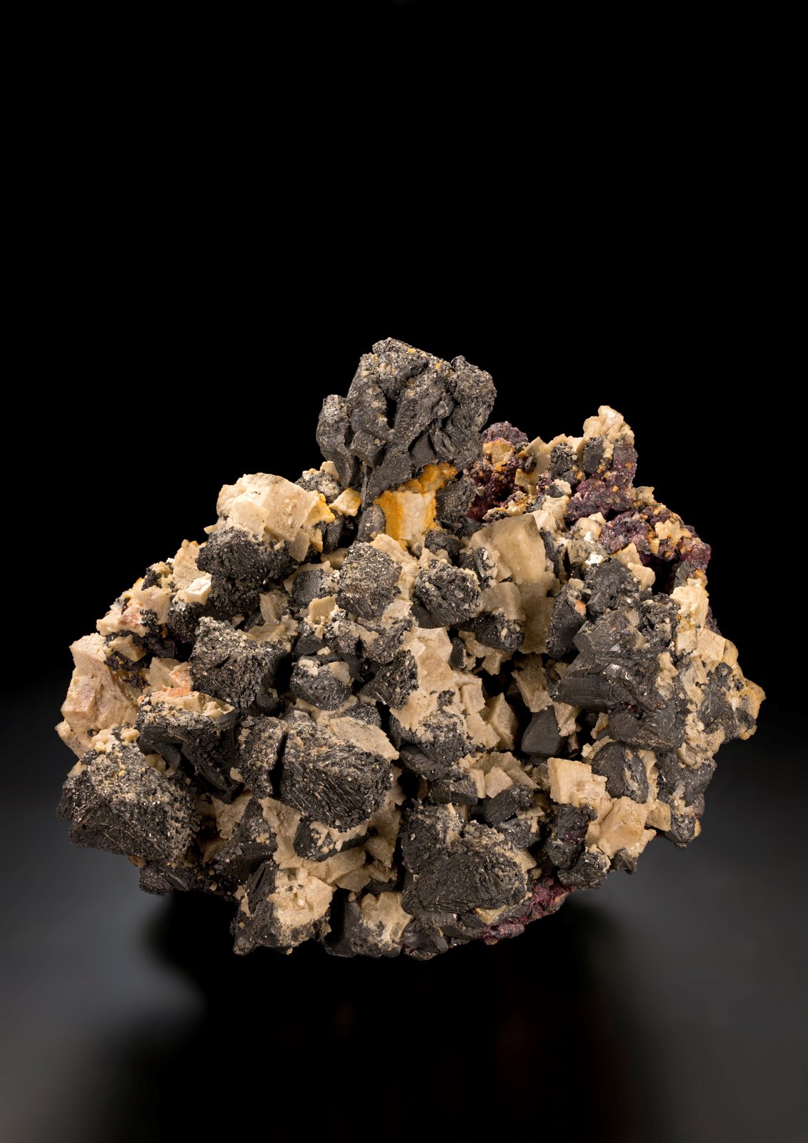 Bismuto con Dolomita y Eritrita
9 x 11 x 8 cm / cristal principal: 2.2 cm
(Autor: Museo MIM)
