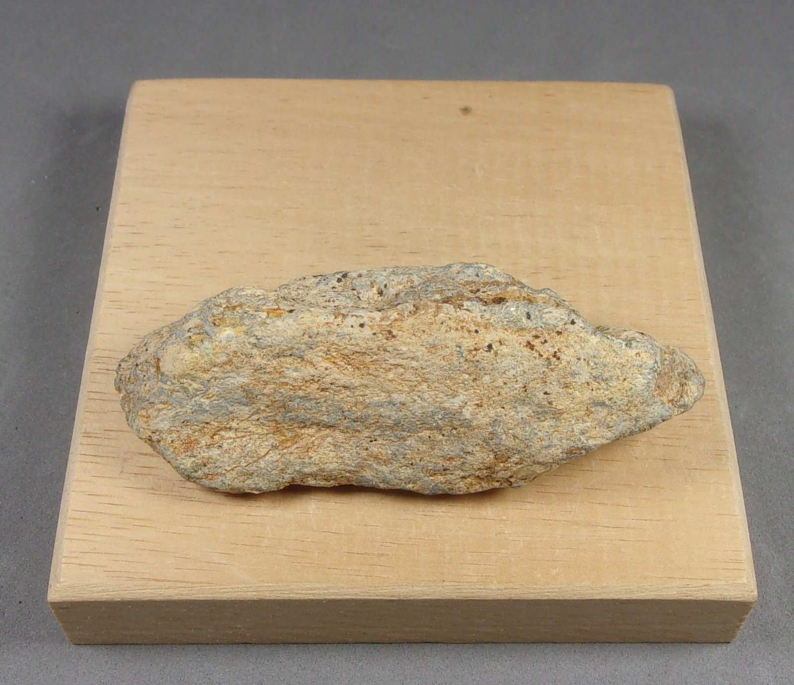 Bismutinita
7,3 x 2,5 x 2,2 cm.  126 g.
(Autor: J. G. Alcolea)