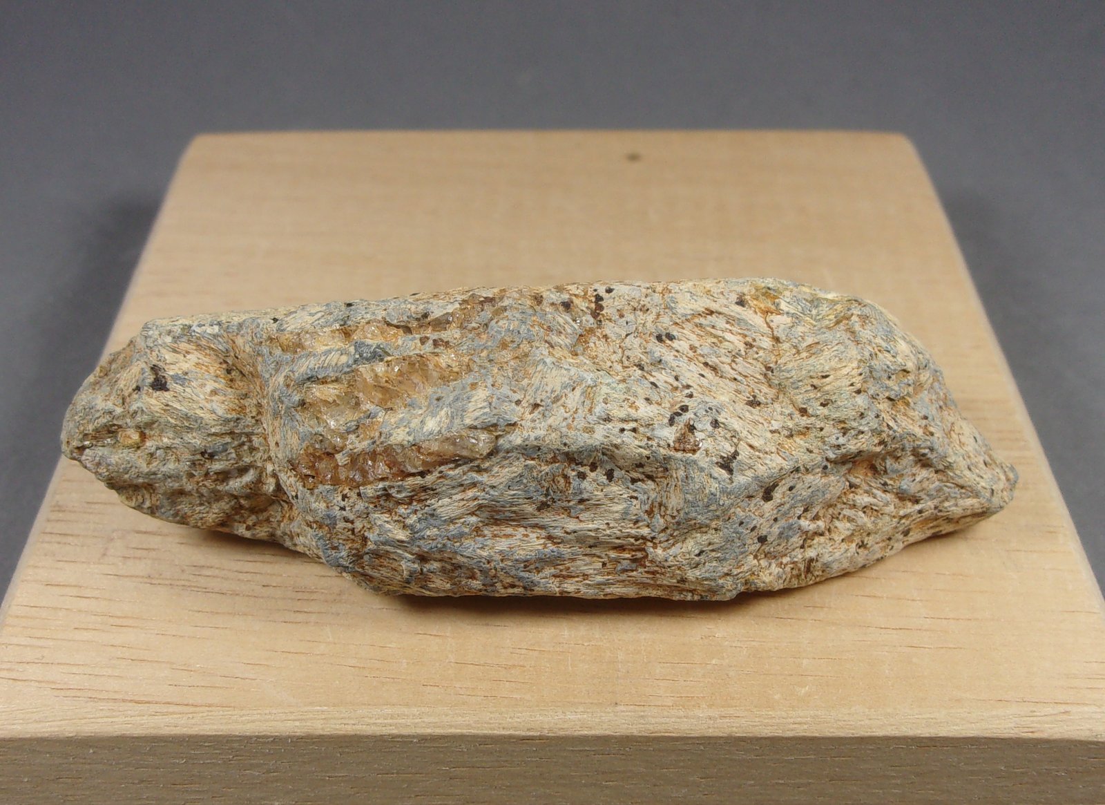 Bismutinita
7,3 x 2,5 x 2,2 cm.  126 g.
(Autor: J. G. Alcolea)