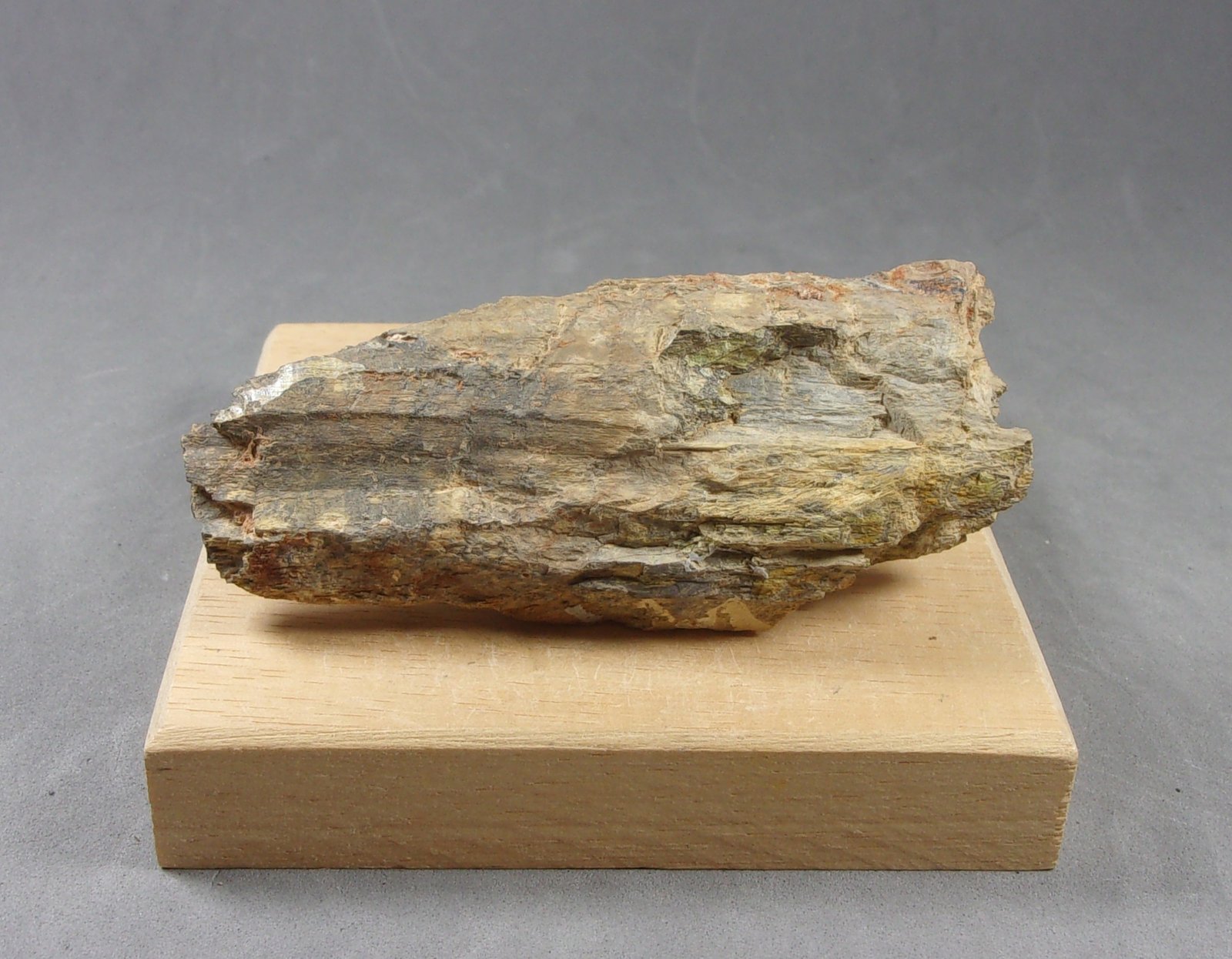 Bismutinita
7,9 x 3,4 x 1,7 cm.  132 g.
(Autor: J. G. Alcolea)