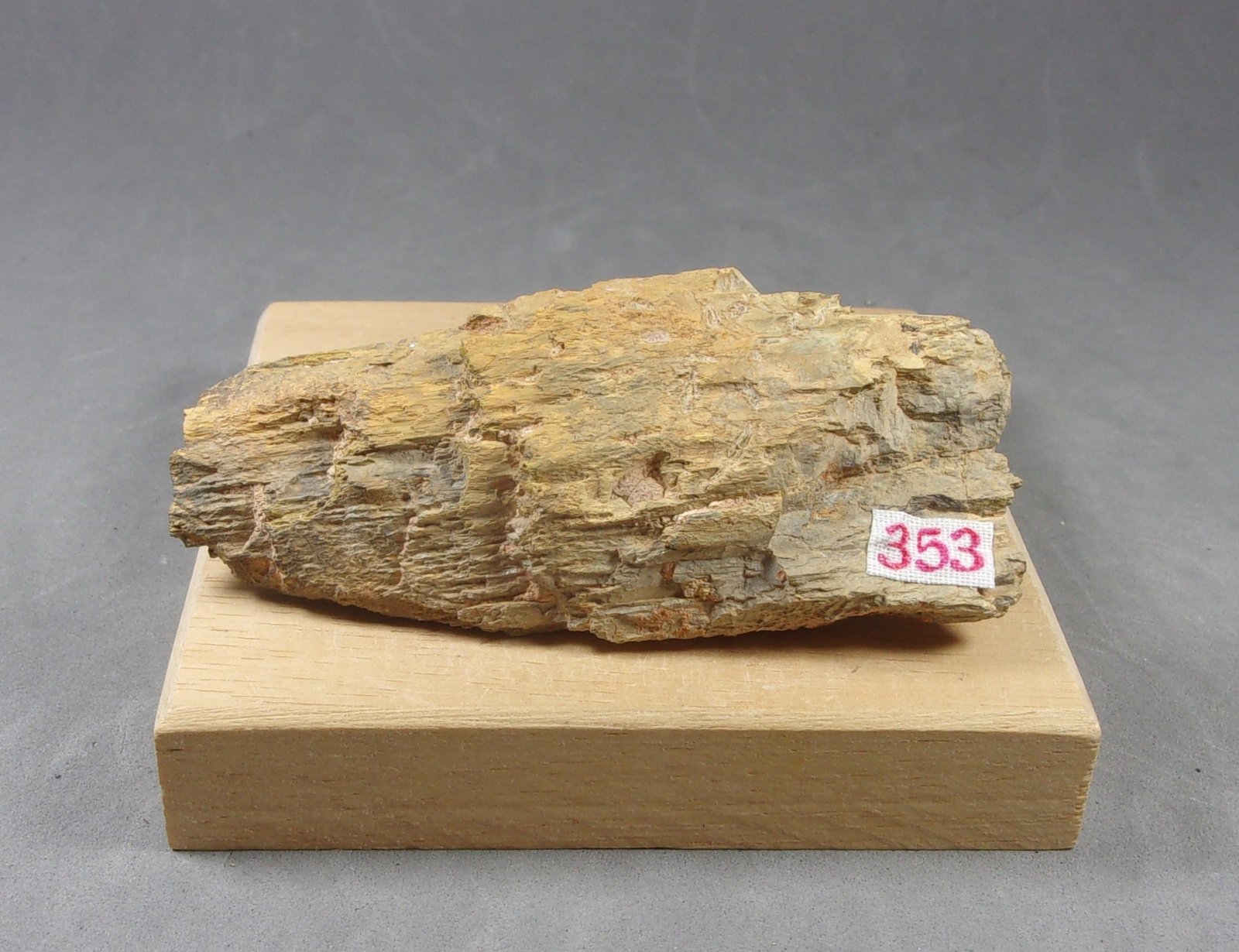 Bismutinita
7,9 x 3,4 x 1,7 cm.  132 g.
(Autor: J. G. Alcolea)