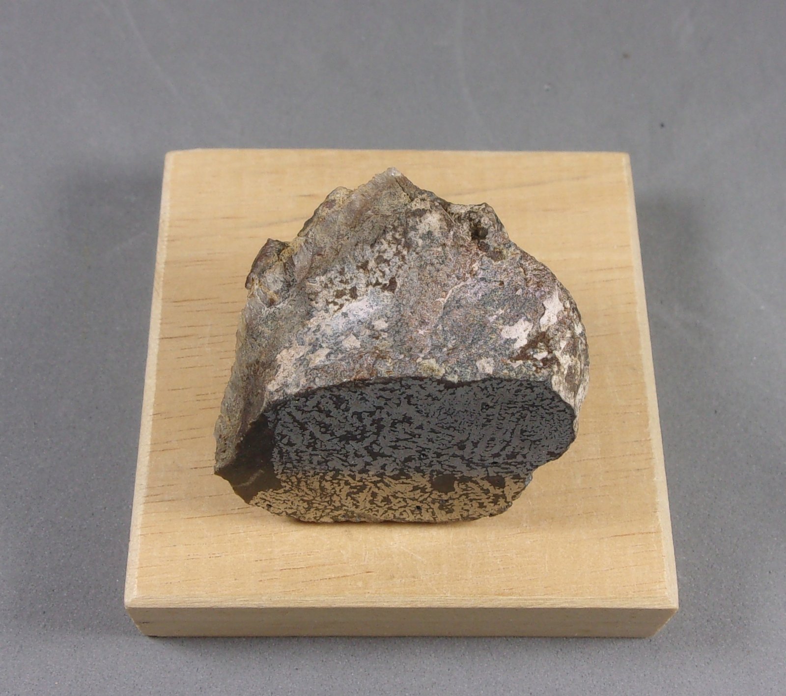 Bismuto
4 x 3,9 x 2,5 cm.  74,95 g.
(Autor: J. G. Alcolea)