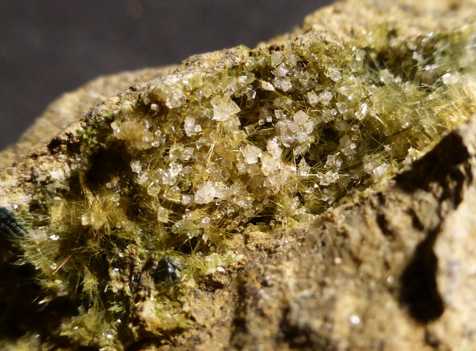 Actinolita (variedad byssolita) y Calcita
5x4,5 cm
(Autor: Ander Ispizua Juan)