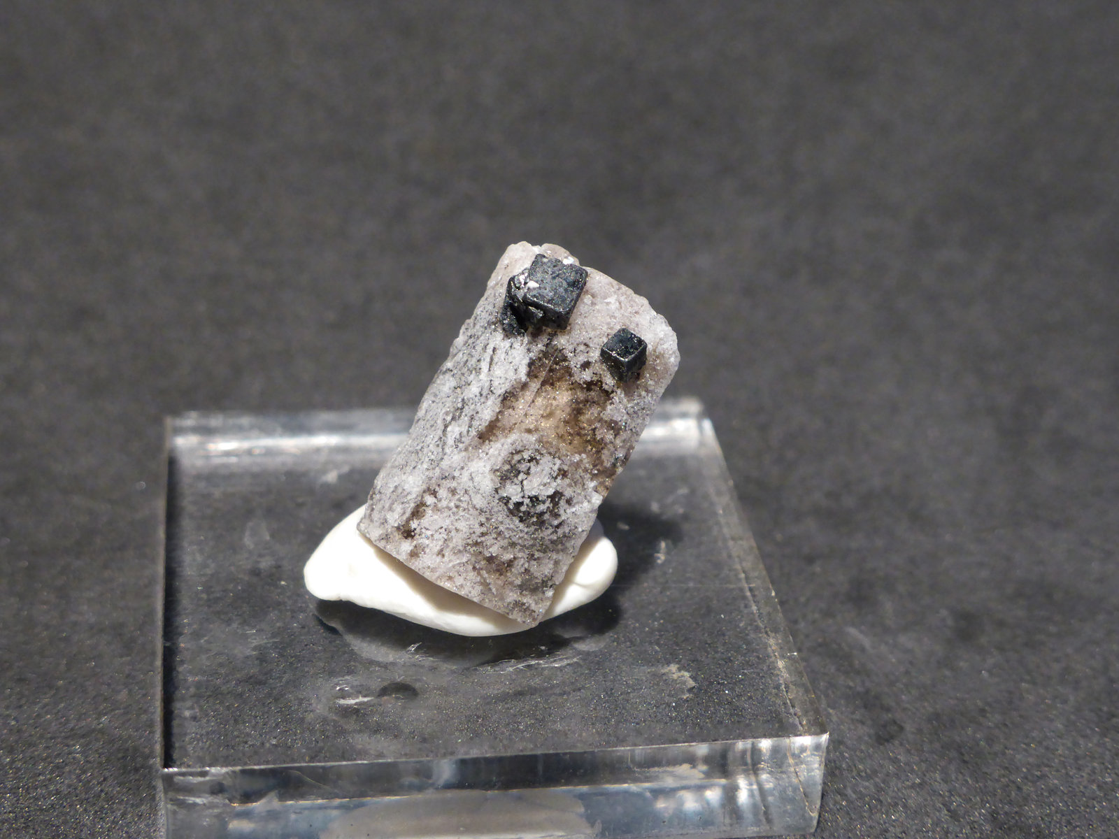 Bixbyita sobre topacio
1x1,5 cm
(Autor: Ander Ispizua Juan)